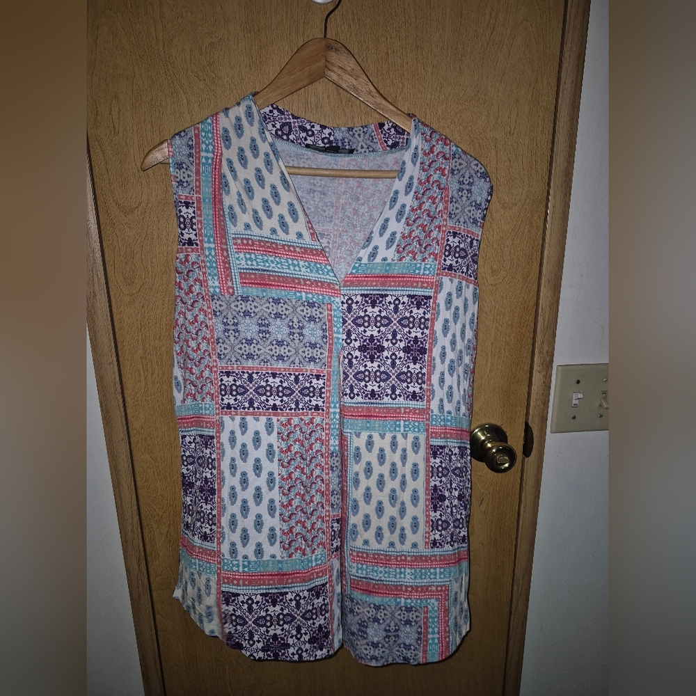 GNW Red and White Sleeveless Graphic Blouse
